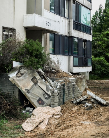 JINYOUNG&nbsp;KIM | DUNCHEON COMPLEX 3 | &Eacute;PREUVE CHROMOG&Egrave;NE&nbsp;| 24 X 19 POUCES&nbsp;| &Eacute;DITION DE&nbsp;5 | 2019, &nbsp;