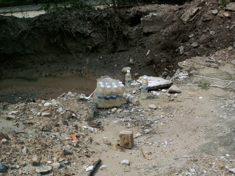 JINYOUNG&nbsp;KIM | WATER BOTTLES AND A PIT&nbsp;| &Eacute;PREUVE CHROMOG&Egrave;NE&nbsp;| 30&nbsp;X 40 POUCES&nbsp;| &Eacute;DITION DE&nbsp;5 | 2019, &nbsp;