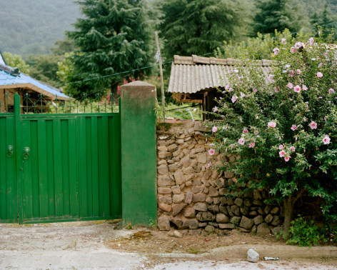 JINYOUNG KIM | HOME&nbsp;|&nbsp;THE FATHERS IN SANCTUARY | &Eacute;PREUVE CHROMOG&Egrave;NE&nbsp;| 32&nbsp;X 40 POUCES | 2012