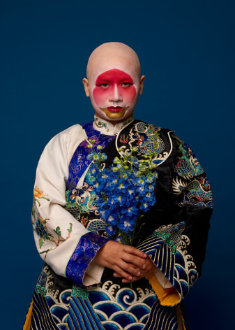 CHUN HUA CATHERINE DONG | UNMASK OPERA | PHOTOGRAPHIE DE PERFORMANCE | IMPRESSION NUM&Eacute;RIQUE | 40 X 56 POUCES | 2024