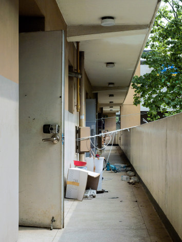 JINYOUNG&nbsp;KIM | HALLWAY | &Eacute;PREUVE CHROMOG&Egrave;NE&nbsp;| 40&nbsp;X 30 POUCES&nbsp;| &Eacute;DITION DE&nbsp;5 | 2019, &nbsp;