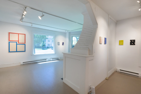 Alain Biltereyst, install view of several small and large geometric paintings