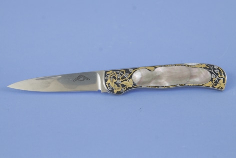 Custom Knife by Warren Osbourne with Black Lip Pearl with Fine Engraving and Gold Inlay