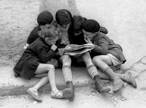 Fred Stein Children Reading the Newspaper, Paris&nbsp;1936