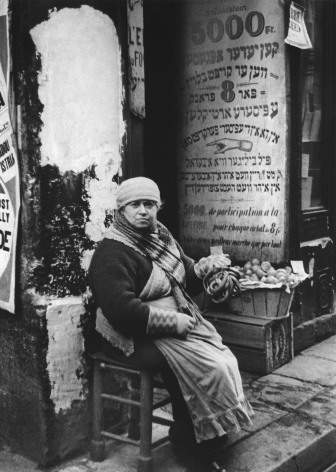 Vendor, Paris, 1935