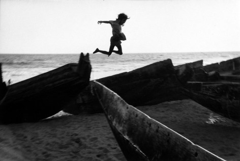 Martine Franck - The beach at Puri, Orissa, India, 1980 - Howard Greenberg Gallery