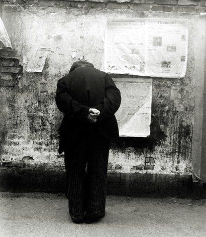 Louis Stettner - The Reading Wall, Paris, 1950 - Howard Greenberg Gallery