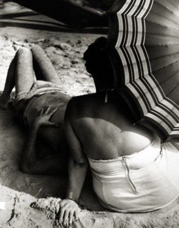 Leon Levinstein - Coney Island (couple, woman with umbrella), 1960s - Howard Greenberg Gallery - 2018