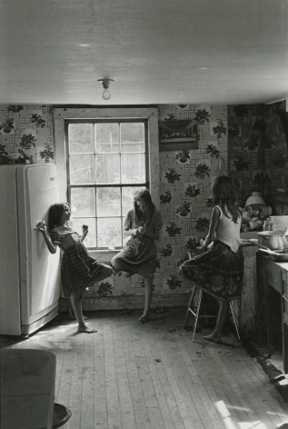 William Gedney, Three Girls in Kitchen, Kentucky, 1964, Howard Greenberg gallery, 2019