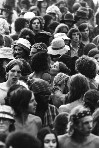Jean-Pierre Laffont, Watkins Glen July 73 Couple kissing in the crowd, Turbulent America, Sous Les Etoiles Gallery