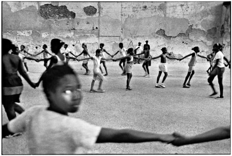 Ernesto Bazan, Cuba, Sous Les Etoiles Gallery, Bazan, girls, holding hands, Havana, Special Period