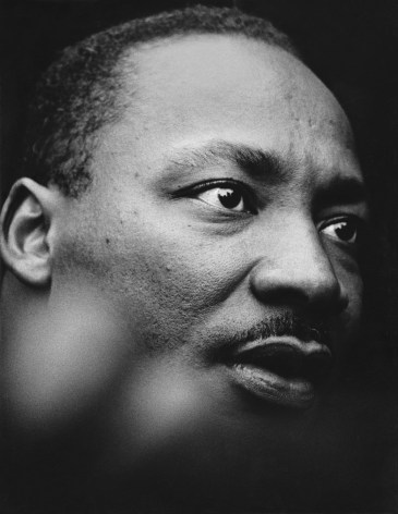 Jean-Pierre Laffont, Martin Luther King Portrait in front of the UN Building, Turbulent America, Sous Les Etoiles Gallery