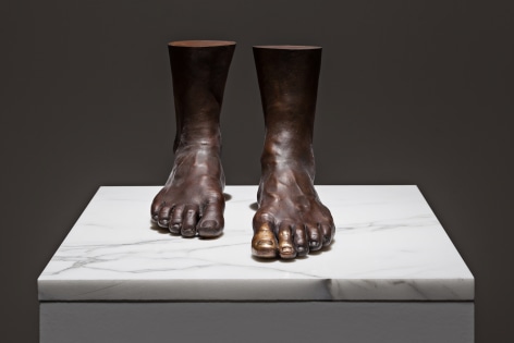 Il bacio al plede, 1976, Brass, marble