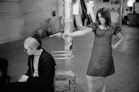 Stephen Shore, Diana Hall pointing a gun at Andy's head, 1965-1967