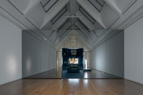 Doug Aitken, Black Mirror, 2011, Installation view: Schirn Kunsthalle Frankfurt, 2015