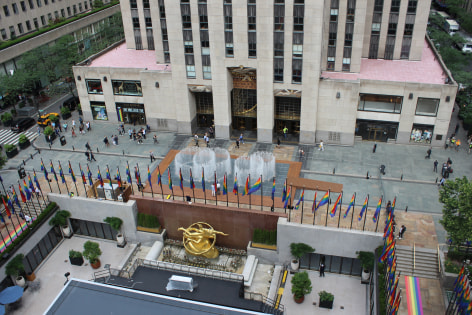 Jeppe Hein,&nbsp;Installation view:&nbsp;Changing Spaces,&nbsp;2022,&nbsp;Center Plaza, Rockefeller Center, New York