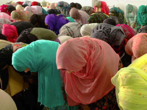 Neal slavin Muslim women bowing, Brooklyn, NY 2014