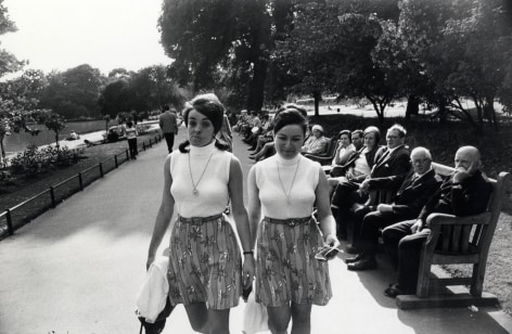 Garry Winogrand Two women dressed as twins, Central Park, NYC