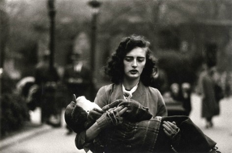 Diane Arbus, Woman Carrying Child in Central Park 1956