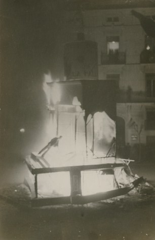 Black and white photo of a burning Falla fesitvity.