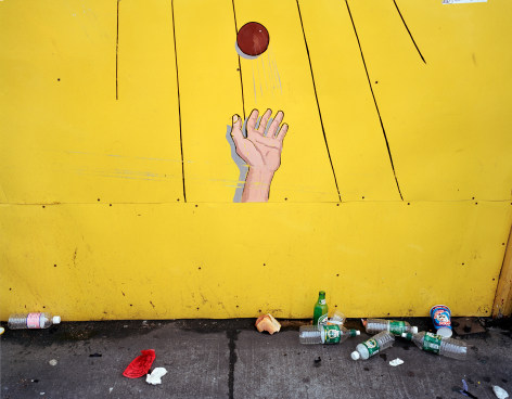 Ball Toss, Coney Island, 2001. Archival pigment print, 30 x 40 inches.&nbsp;