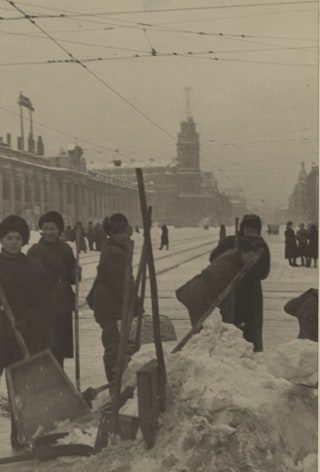The city&#039;s morning toilet. Clearing the streets of snow