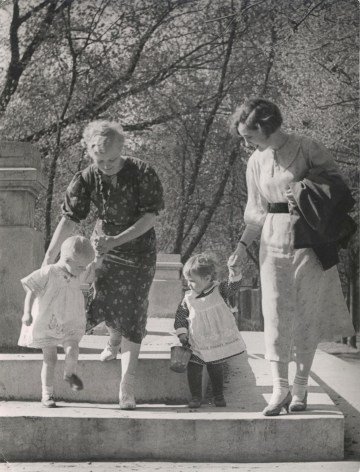 Olga Ignatovich (1904-1984), On a stroll, 1930s