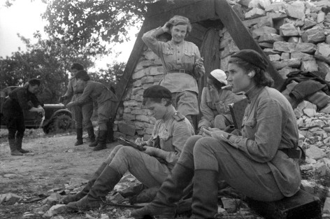 Evgeny Khaldey (1917-1997), Night Witches from the Night Bomber Regiment (including Nadezhda Popova), Tamansky Division, Novorosyisk, 1943