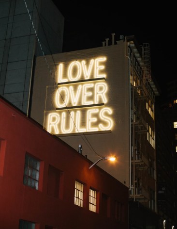Hank Willis Thomas, Love Over Rules, 2017, neon