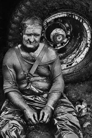 Sebastião Salgado, Kuwait, 1991, gelatin silver print, 61 x 50.8 cm (24 x 20 inches)