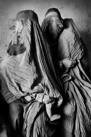 Sebastião Salgado, Inside a food distribution run by French humanitarian organization Action Contre La Faim, Kabul, Afghanistan, 1996, gelatin silver print, 89 x 61 cm (35 x 24 inches)