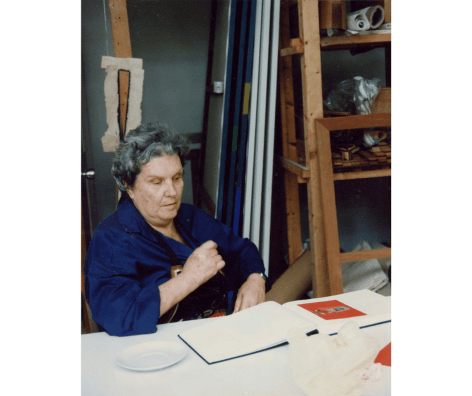 Mercedes Pardo in her studio.&nbsp;Photo courtesy Otero Pardo Foundation Archives