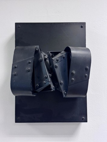 Edgar Negret, Untitled, [s/f], Polychrome aluminum sculpture, 13 ⅞ x 10 1/16 x 6 11/16 in.