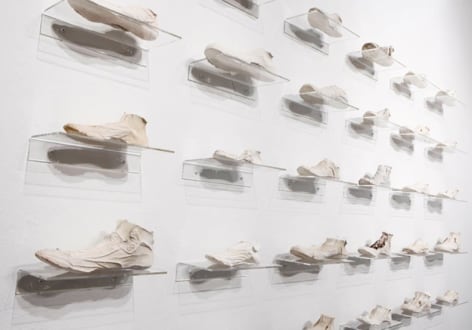 Clarissa Tossin, Ladr&atilde;o de T&ecirc;nis (Sneaker Thief), 2009. Hydrocal and acrylic shelves, dimensions variable (detail).