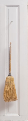 Alejandro Otero, La escoba [The Broom], 1962. Mixed media on wood, 67 11/16 x 14 15/16 in. (172 x 38 cm.)