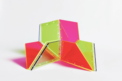 Marta Chilindr&oacute;n, 9 Trapezoids, 2014.&nbsp;Acrylic and hinges.&nbsp;Diameter: 27 in. (variable dimensions)&nbsp;