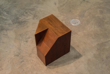 Antonio Liz&aacute;rraga, Sem t&iacute;tulo, 1991. Brazilian Freij&oacute; wood (walnut), 14 x 14 x 14 in.