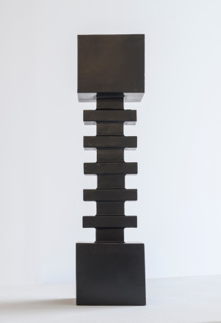 Elsa Gramcko, Sin t&iacute;tulo [Untitled], 1969. Painted iron, 22 7/16 x 5 7/8 x 5 1/2 in.&nbsp;(57 x 15 x 14 cm.)
