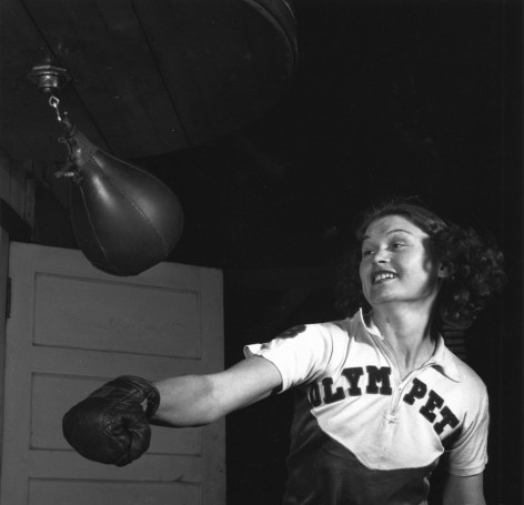 Harold Edgerton, Girl in Gym, 1940