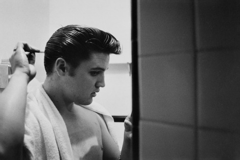 Alfred Wertheimer, Elvis Combing his Hair in the Bathroom of The Warwick Hotel, 1956