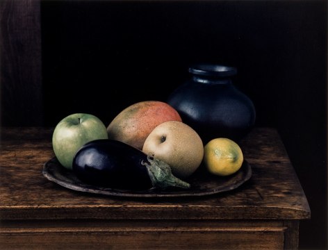 Evelyn Hofer, Still Life (2), Oaxaca Vace with Aubergine, 1996