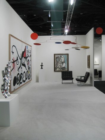 Installation view of&nbsp;Art Basel | Miami Beach 2018, booth D08. Photography by&nbsp;Studio MDA., &copy; 2018 Calder Foundation, New York / Artist Right Society (ARS), New York.&nbsp;&copy;Helly Nahmad Gallery NY.