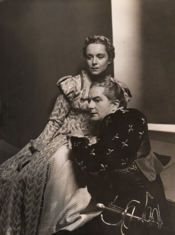 Louise Dahl-Wolfe, Maurice Evans as Hamlet, Katherine Locke as Ophelia, 1938. A man kneels beside a seated woman, both look to the left.