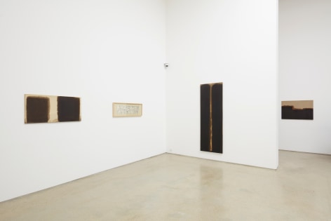 Installation view of&nbsp;EMBRACING: Yun Hyong-keun with Chusa and Donald Judd&nbsp;at PKM., Courtesy of PKM Gallery.