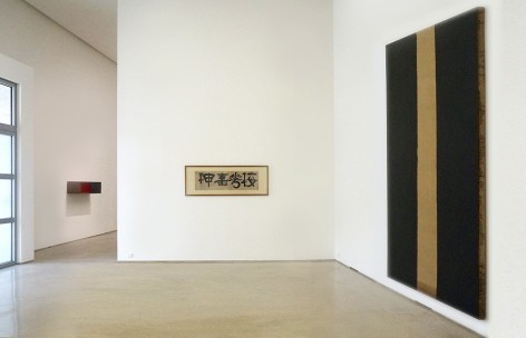 Installation view of&nbsp;EMBRACING: Yun Hyong-keun with Chusa and Donald Judd&nbsp;at PKM., Courtesy of PKM Gallery.