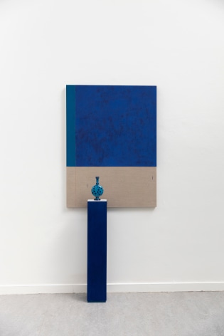 Kamrooz Aram,&nbsp;Composition with lapis lazuli, cobalt and ceramic bottle, 2021, Lapis lazuli and cobalt oil paint on linen, lapis lazuli and cobalt oil paint on wood, marble, ceramic, Panel: 137.16 x 101.6 cm; Pedestal: 106.68 x 20.32 x 20.32 cm