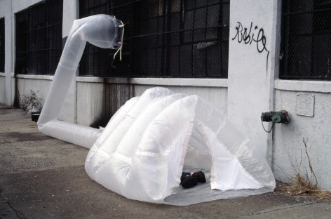 Michael Rakowitz, paraSite, 1997-ongoing, in corso, shelter for Joe H., Battery Park City, New York, 2000