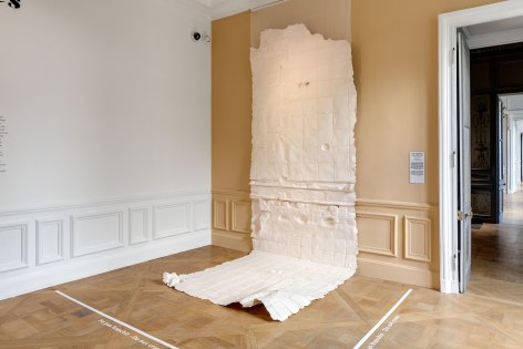 Nazgol Ansarinia,&nbsp;Membrane (unbleached silk), 2016, Paper, paint and glue, 550 &times; 166 cm