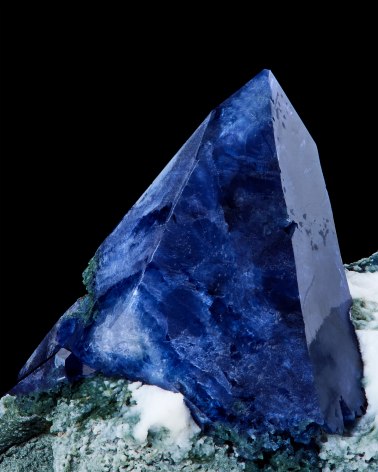 Benitoite on Natrolite detail