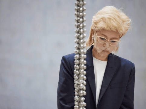 prensa: las obras de haegue yang, artista contemporánea de corea, evocan extrañas reminiscencias de rituales y cuentos de hadas, y el misterio